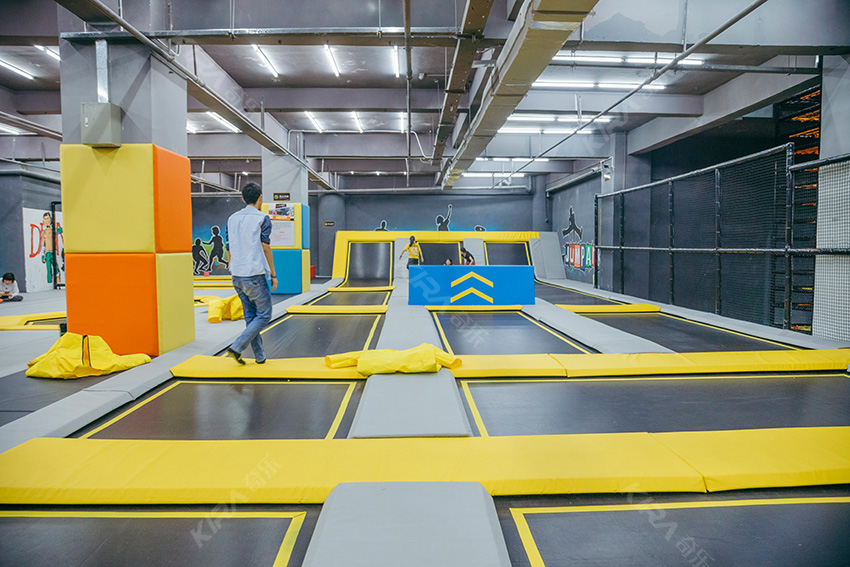 蹦床運動公園自由蹦床區