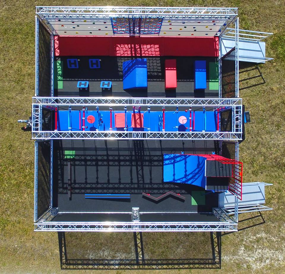 奇樂游樂是游樂設備實力廠家，美國 Galaxy Multi Rides是奇樂在美國做的忍者道拓展項目，是一個在戶外搭建起來的拓展項目，室內大人，青少年挑戰(zhàn)，游玩的項目。本忍者道拓展有攀巖墻，空中攀爬挑戰(zhàn)關卡都能多種拓展項目，是由奇樂優(yōu)秀的設計師團隊設計出來的方案，忍者道拓展項目在國外是非常流行的一種項目之一，它是可以鍛煉游玩者的體能，需要有優(yōu)秀的身體素質，也能鍛煉游玩者的身體。